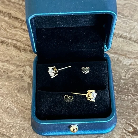 Moissanite yellow over 925 SS stud earrings - Picture 3 of 6